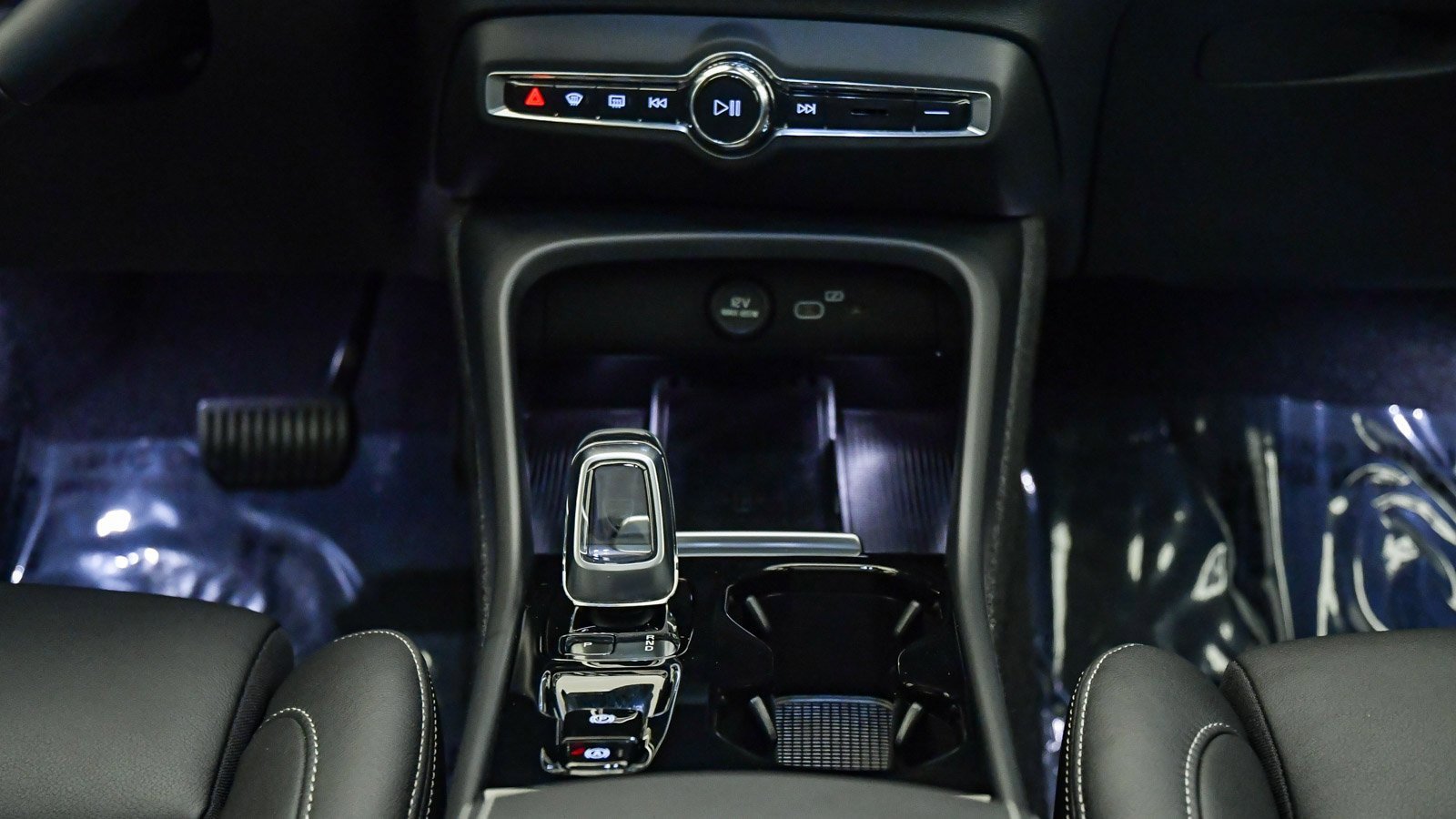 Certified 2025 Volvo XC40 B5 Ultra w/ Climate Package image 15