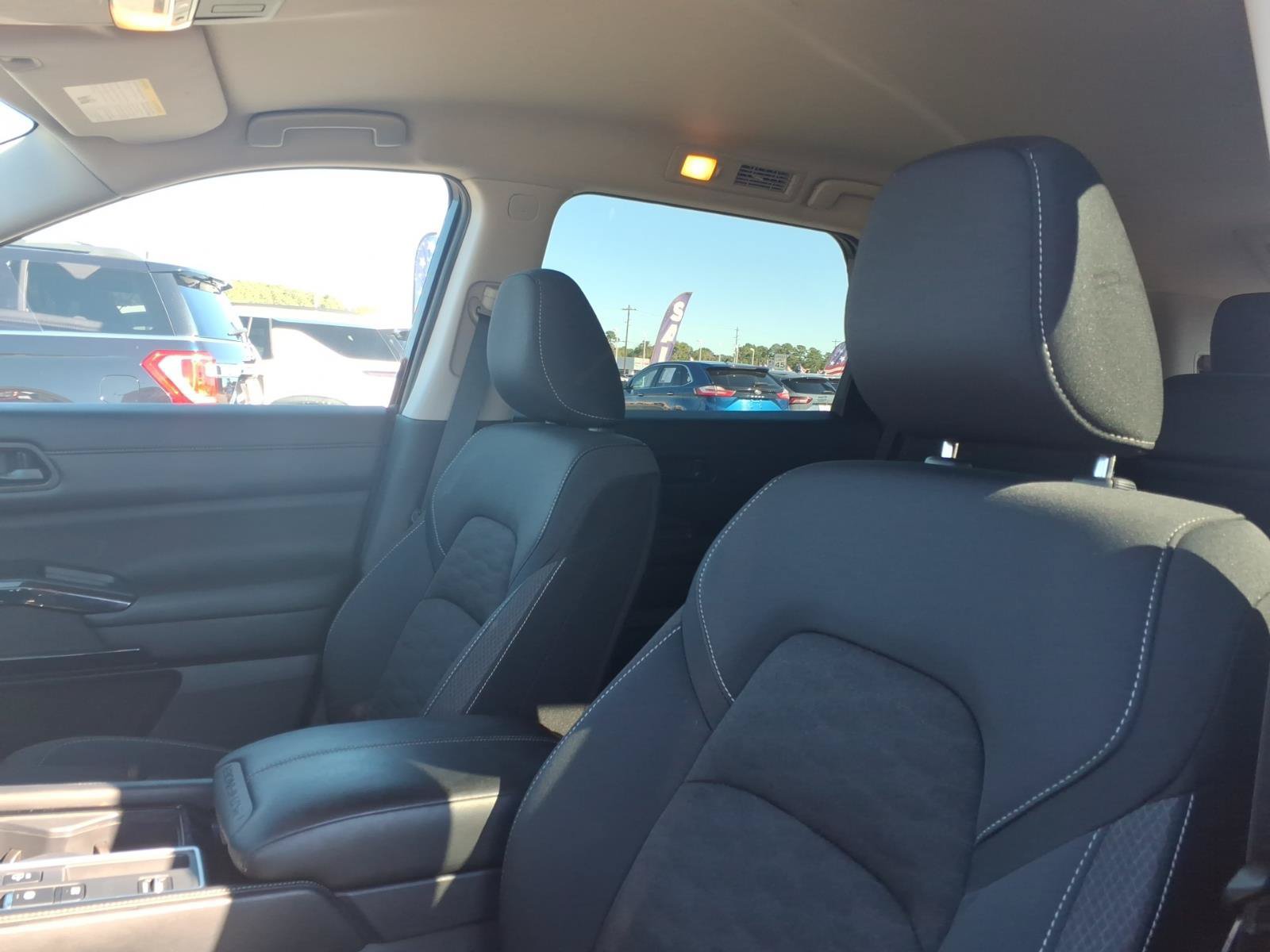 Used 2025 Nissan Pathfinder SV FWD image 18