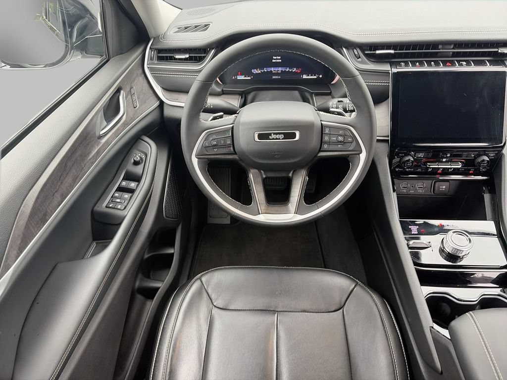 Used 2023 Jeep Grand Cherokee Limited w/ Black Appearance Package AWD/4WD image 11