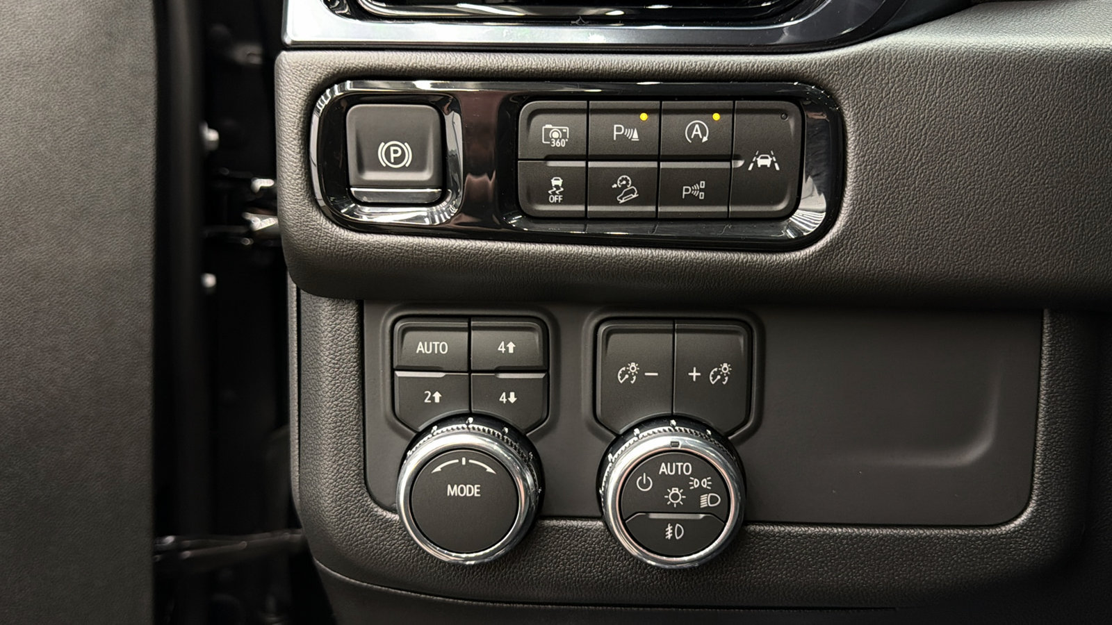 Used 2026 GMC Yukon AT4 AWD/4WD image 32