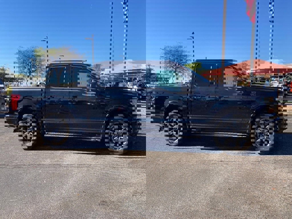 Used 2017 Ford F150 XLT w/ Equipment Group 302A Luxury image 4