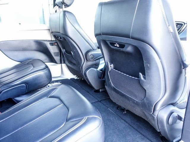 Used 2023 Chrysler Pacifica Touring-L image 34
