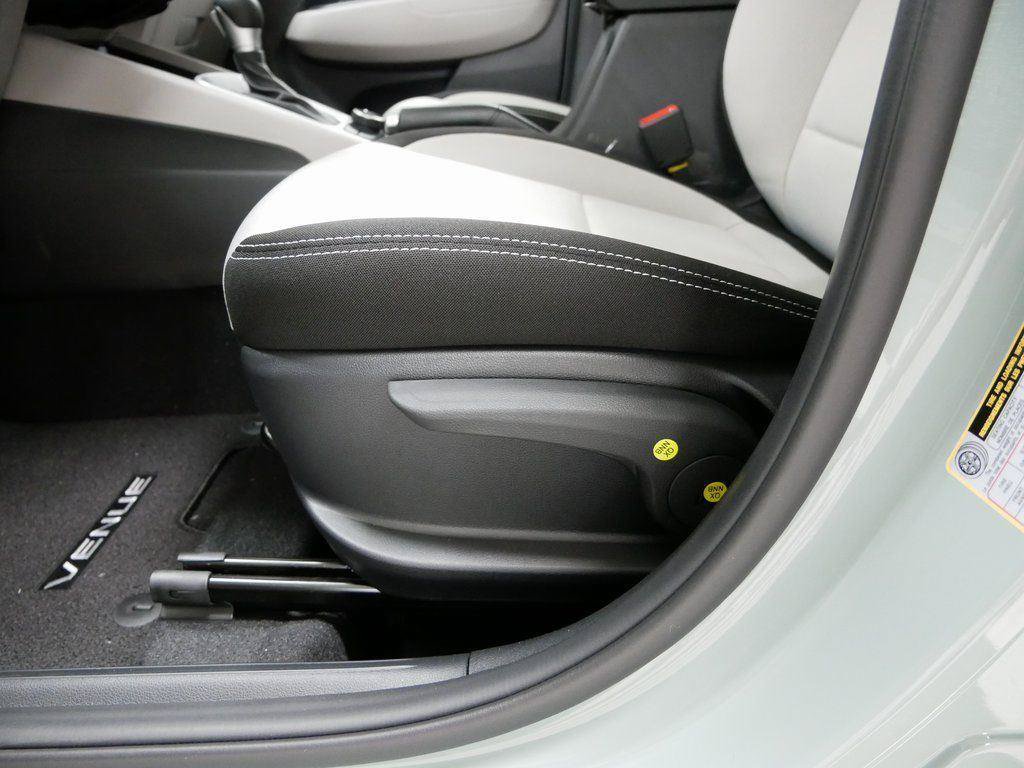 Used 2025 Hyundai Venue SEL FWD image 9