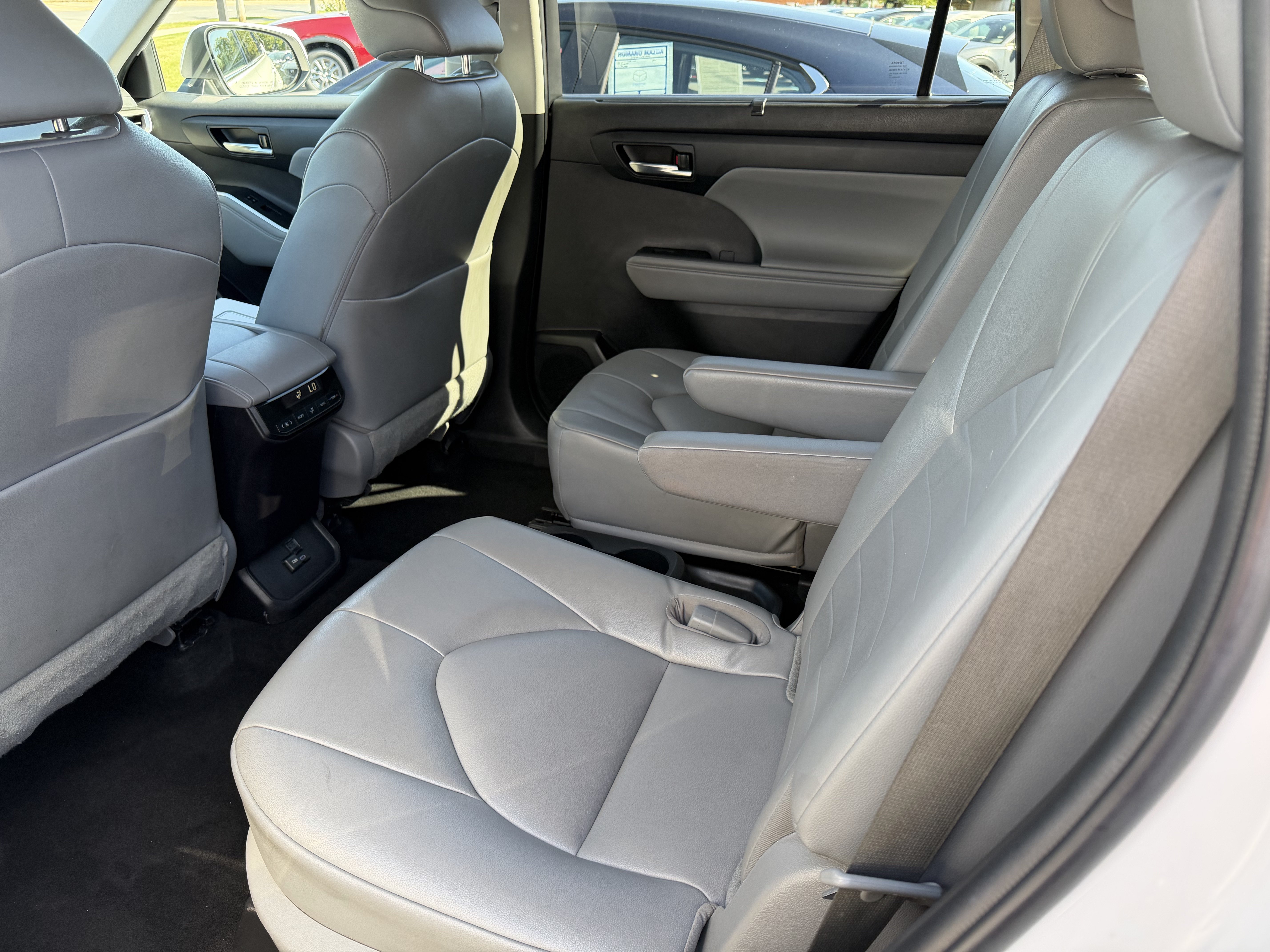 Used 2022 Toyota Highlander XLE AWD/4WD image 23