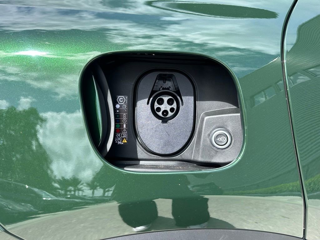 Certified 2025 Porsche Macan 4S Electric AWD/4WD image 47