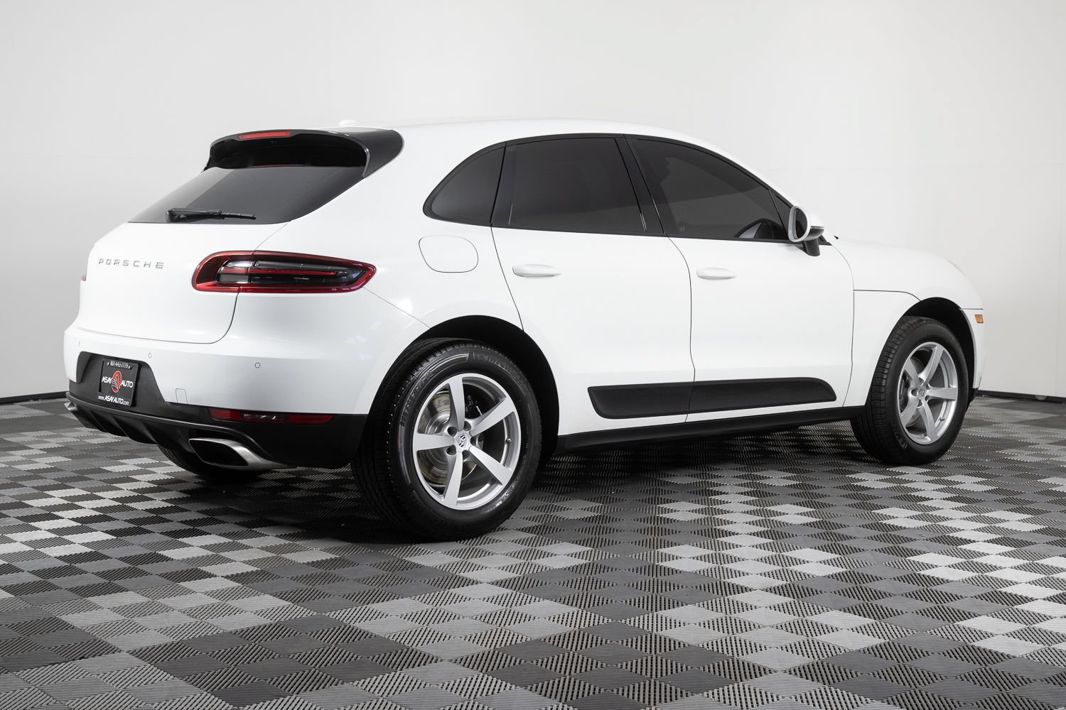 Used 2018 Porsche Macan AWD/4WD image 8