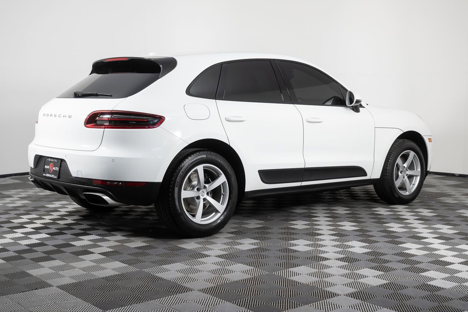Used 2018 Porsche Macan image 8
