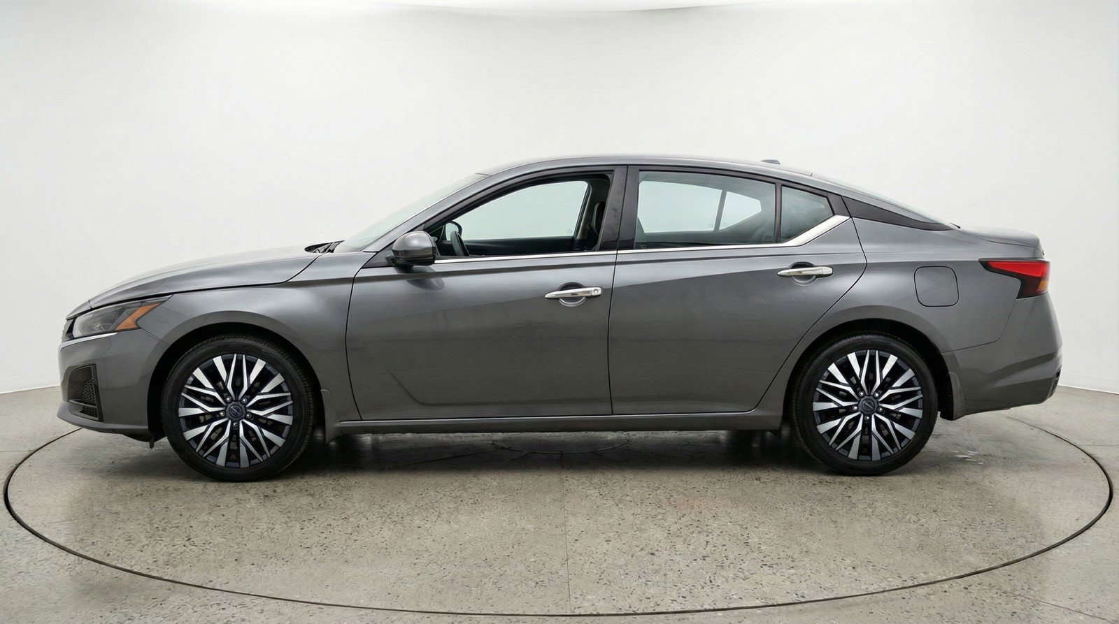 Used 2025 Nissan Altima 2.5 SV image 5