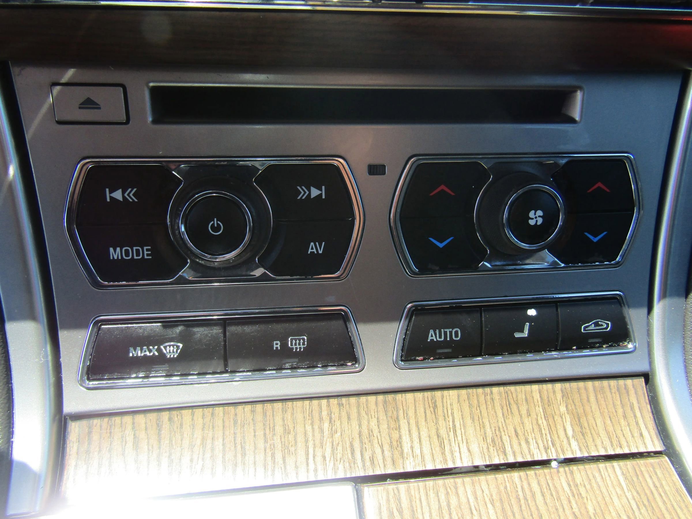 Used 2014 Jaguar XF RWD image 18
