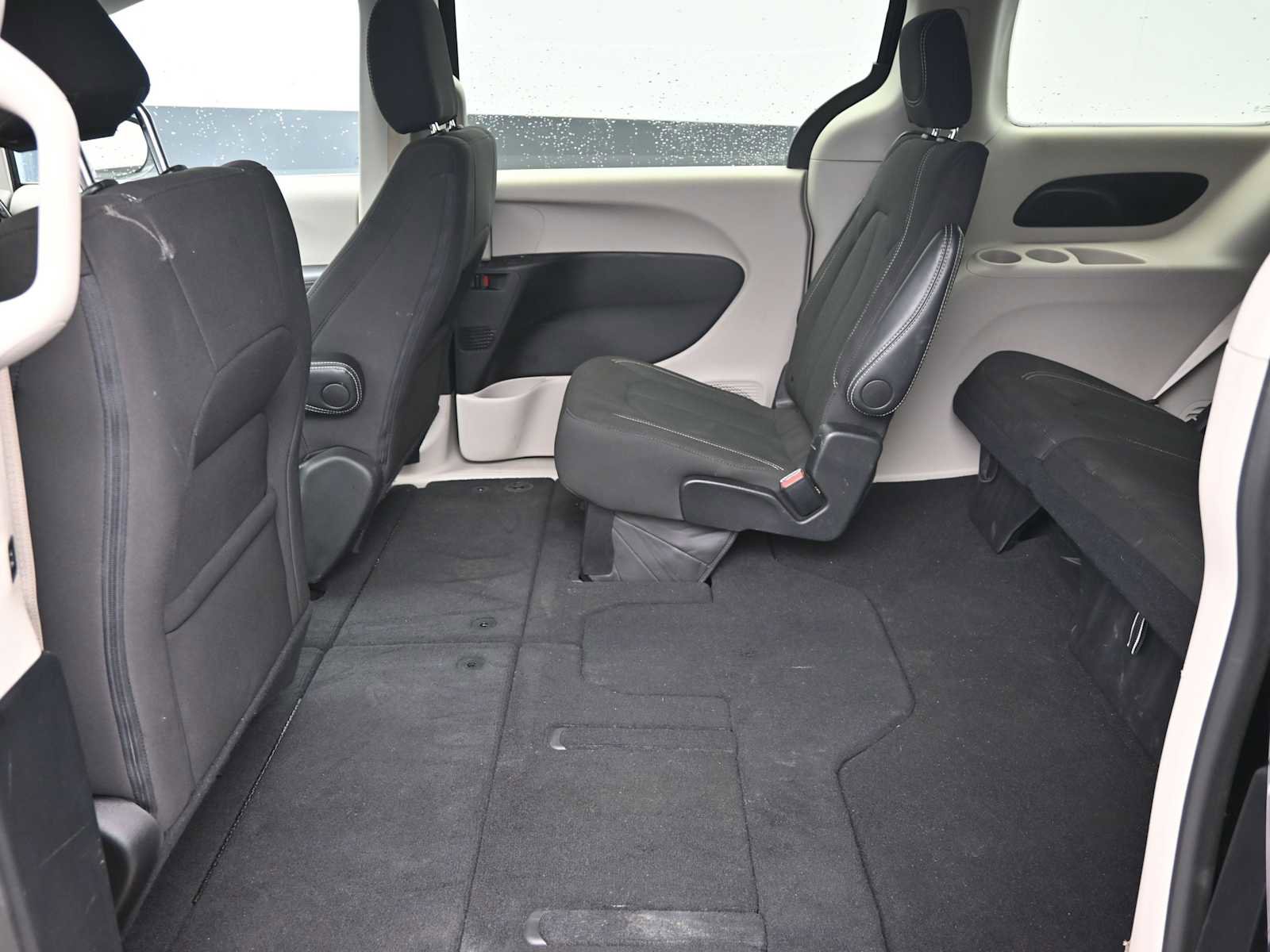 Used 2024 Chrysler Voyager LX FWD image 6