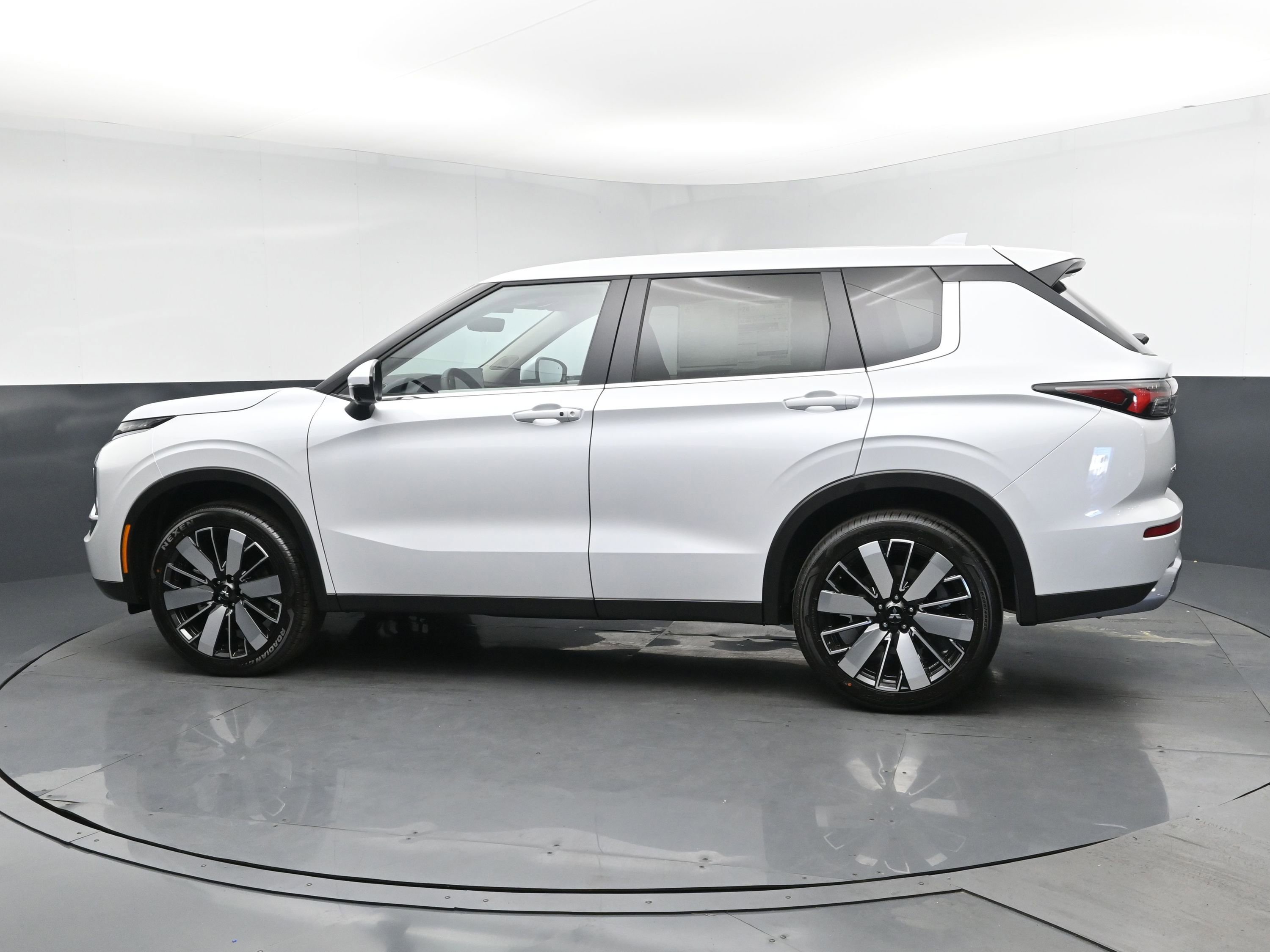 New 2025 Mitsubishi Outlander SE image 4