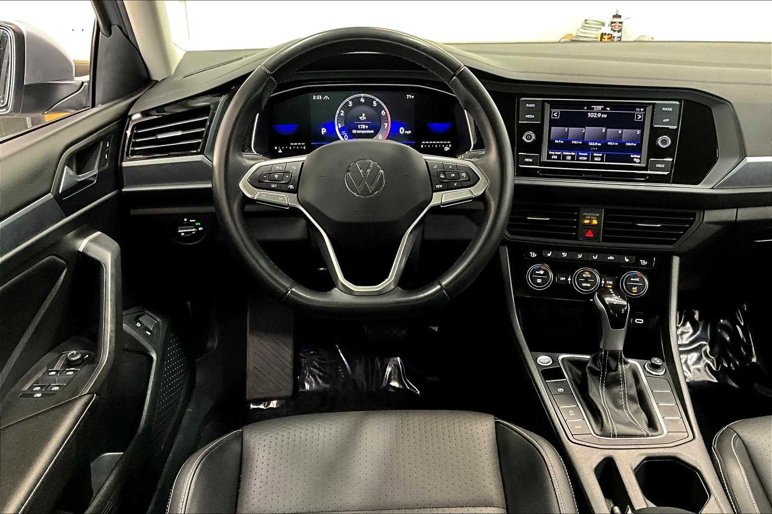 Used 2024 Volkswagen Jetta SE image 8