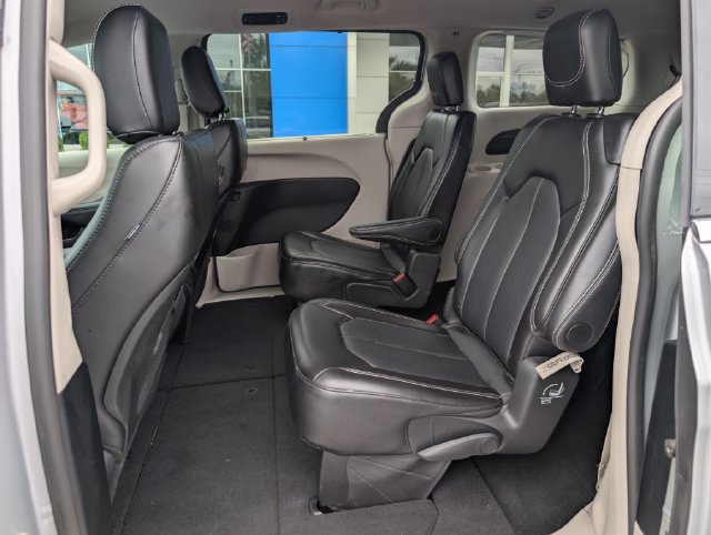 Used 2024 Chrysler Pacifica Touring-L FWD image 15