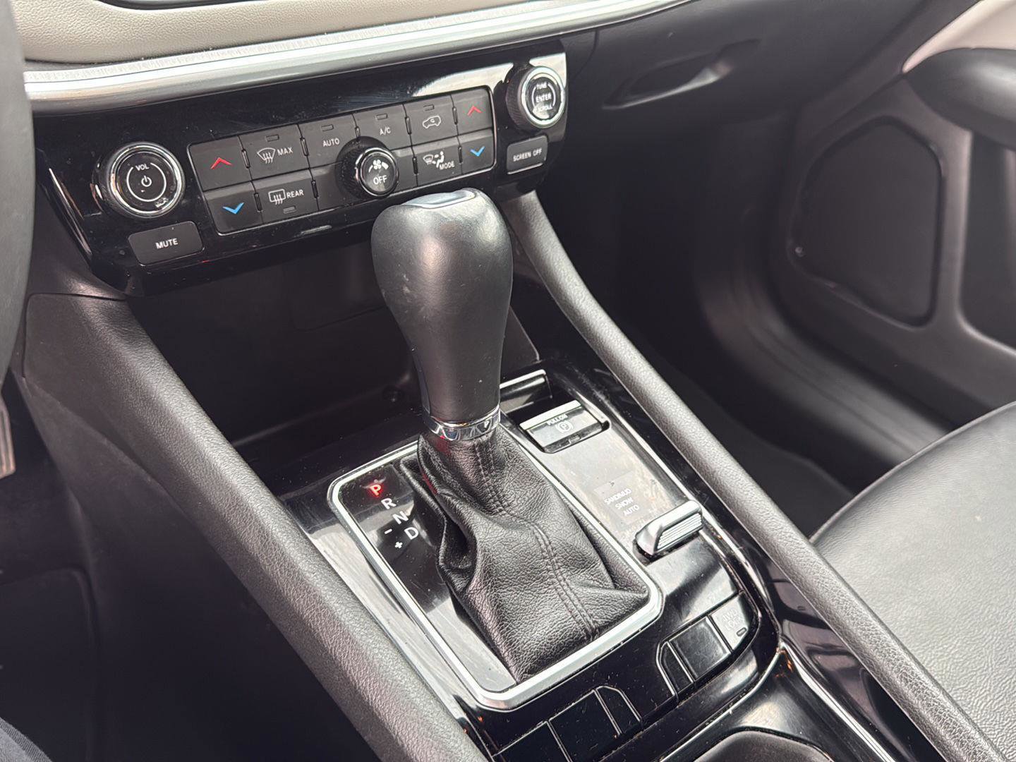 Used 2025 Jeep Compass Limited image 16