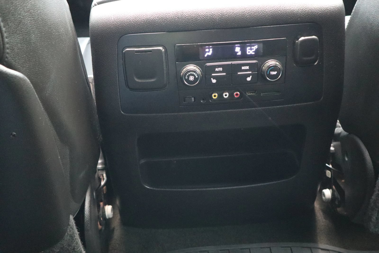 Used 2015 Chevrolet Suburban LTZ RWD image 35