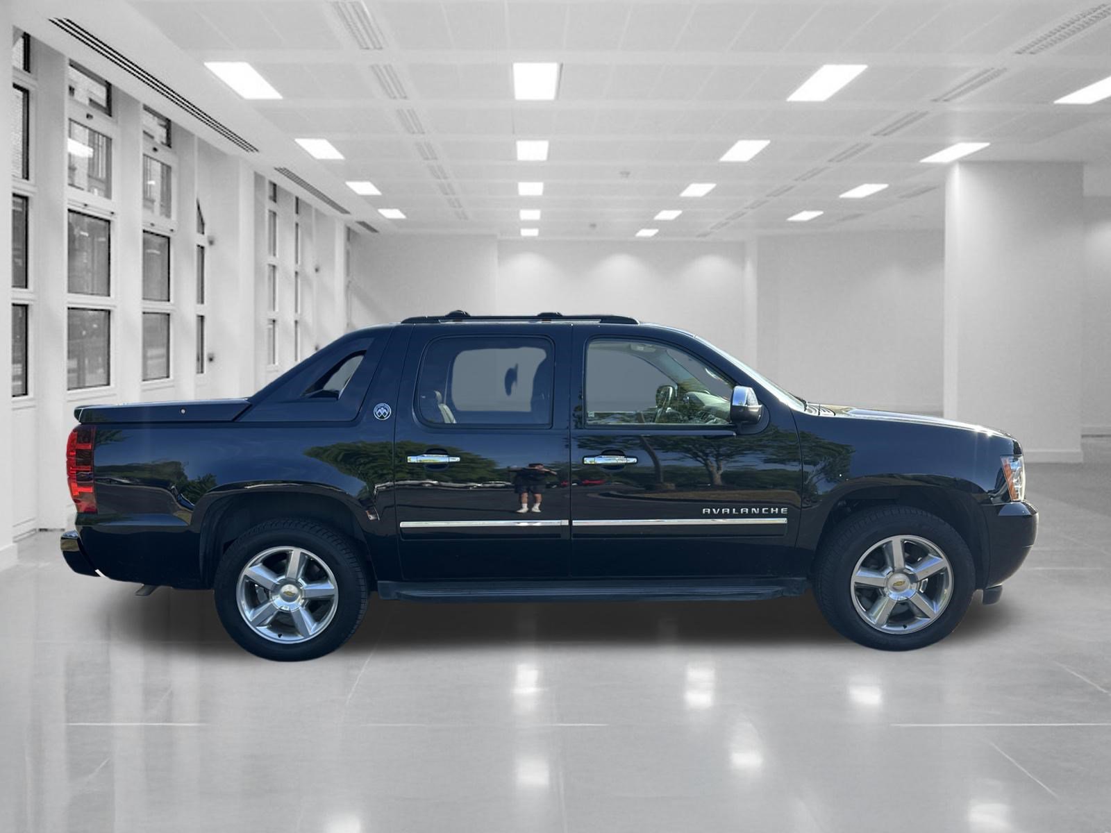 Used 2013 Chevrolet Avalanche LTZ AWD/4WD image 4