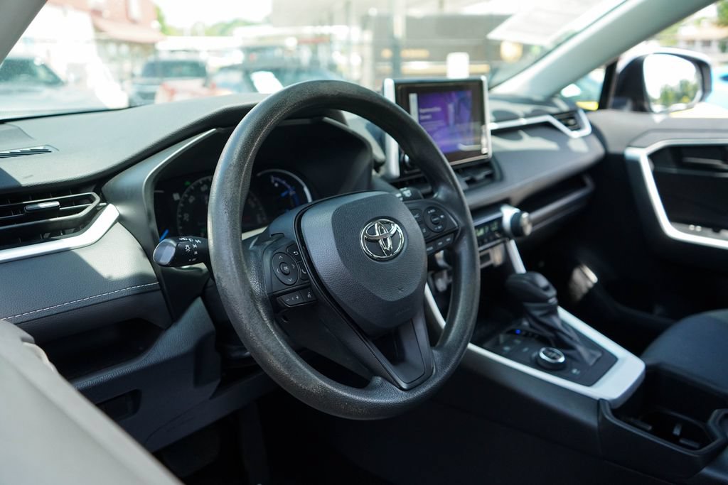 Used 2023 Toyota RAV4 LE AWD/4WD image 5
