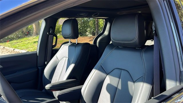 New 2025 Chrysler Pacifica Select image 2