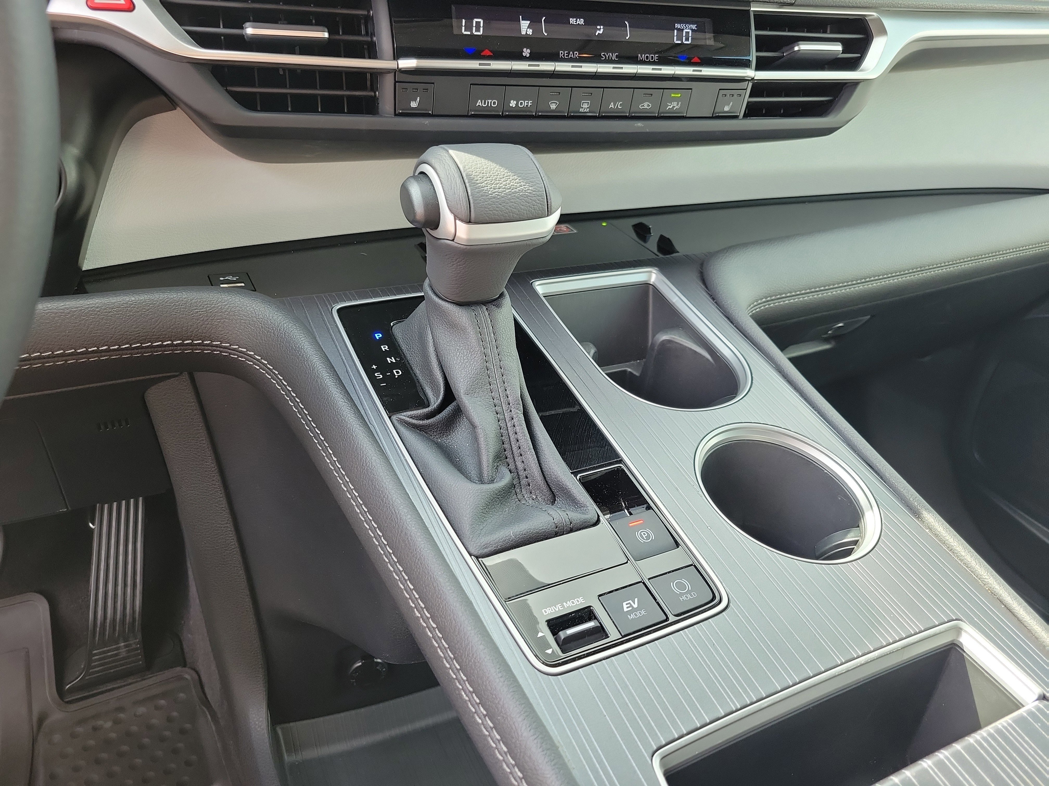 Certified 2025 Toyota Sienna XLE FWD image 17