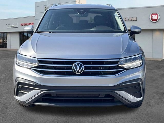 Used 2024 Volkswagen Tiguan SE FWD image 2