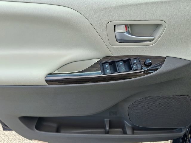 Used 2019 Toyota Sienna XLE w/ XLE Navigation Package AWD/4WD image 13