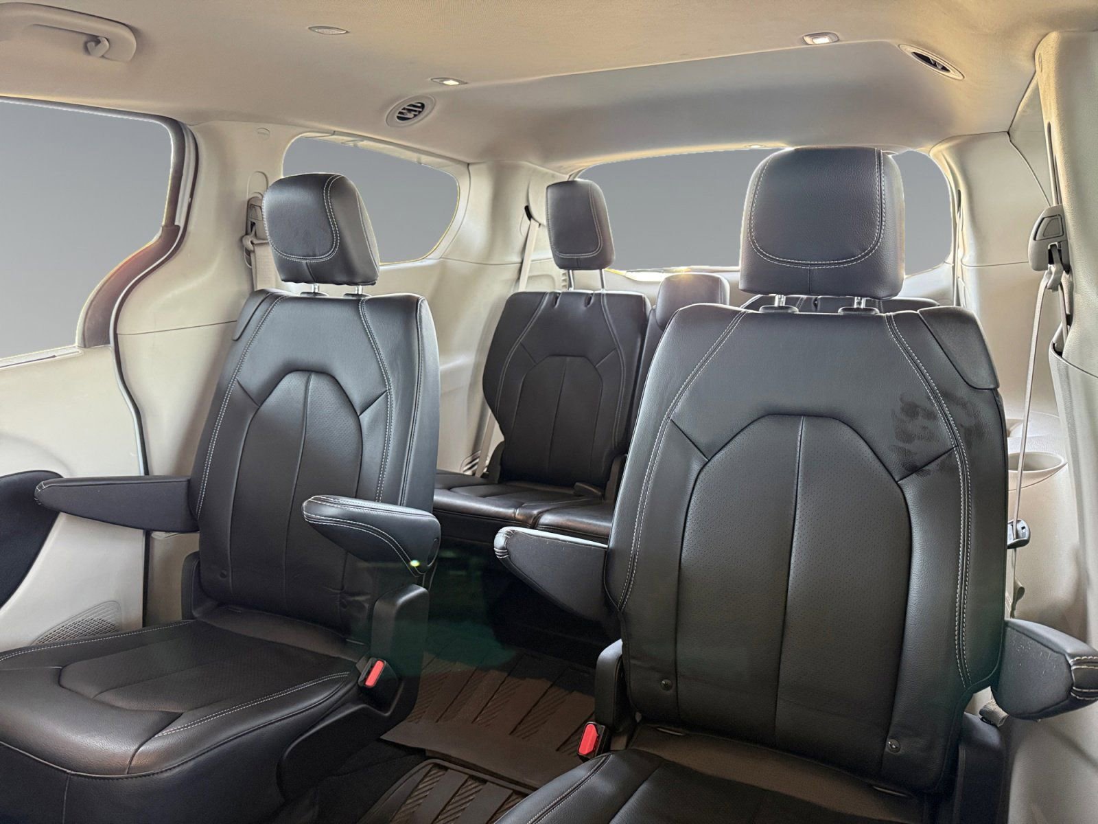 Used 2022 Chrysler Pacifica Touring-L image 18