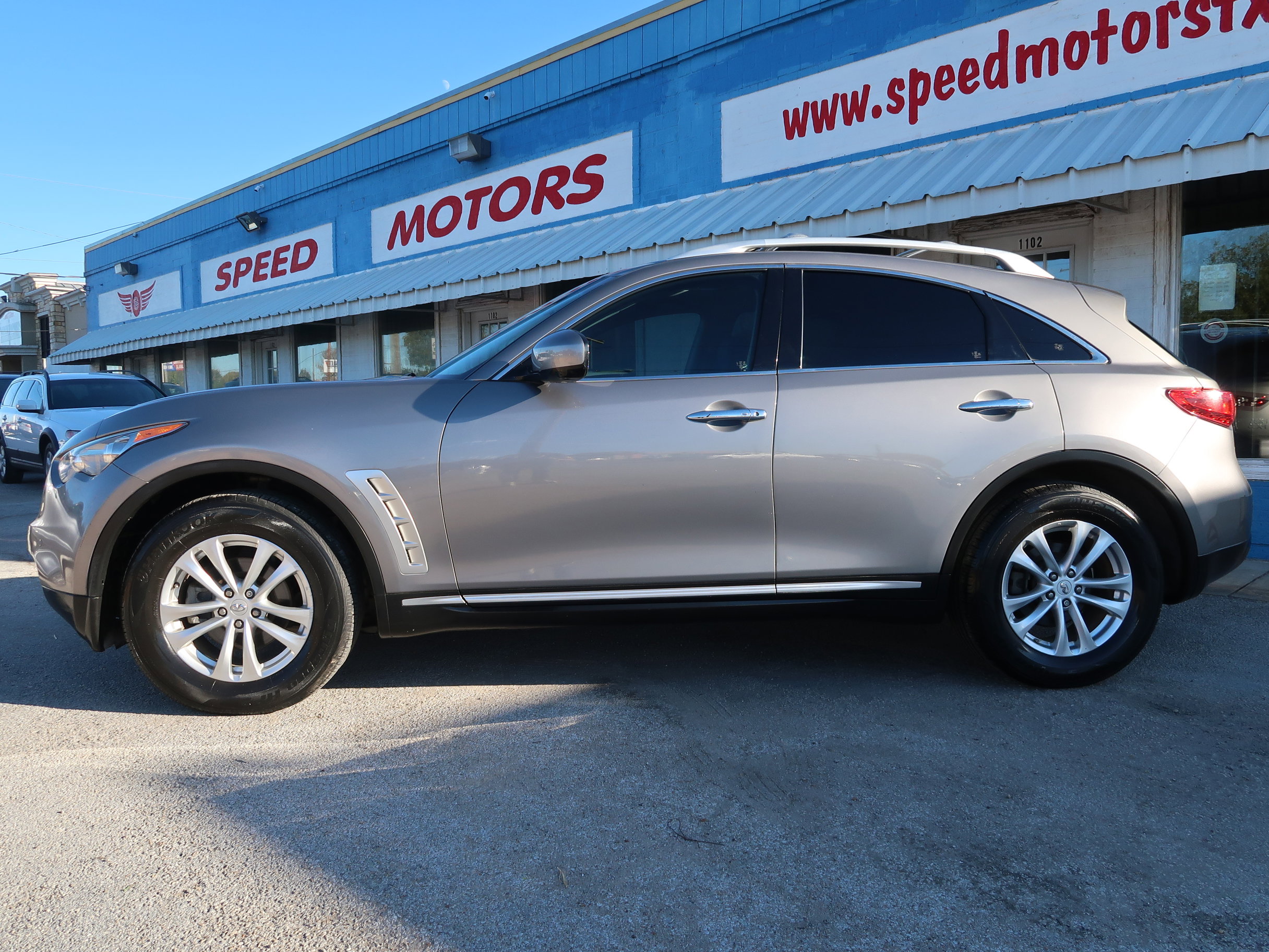 Used 2010 INFINITI FX35 2WD w/ Navigation Pkg image 3