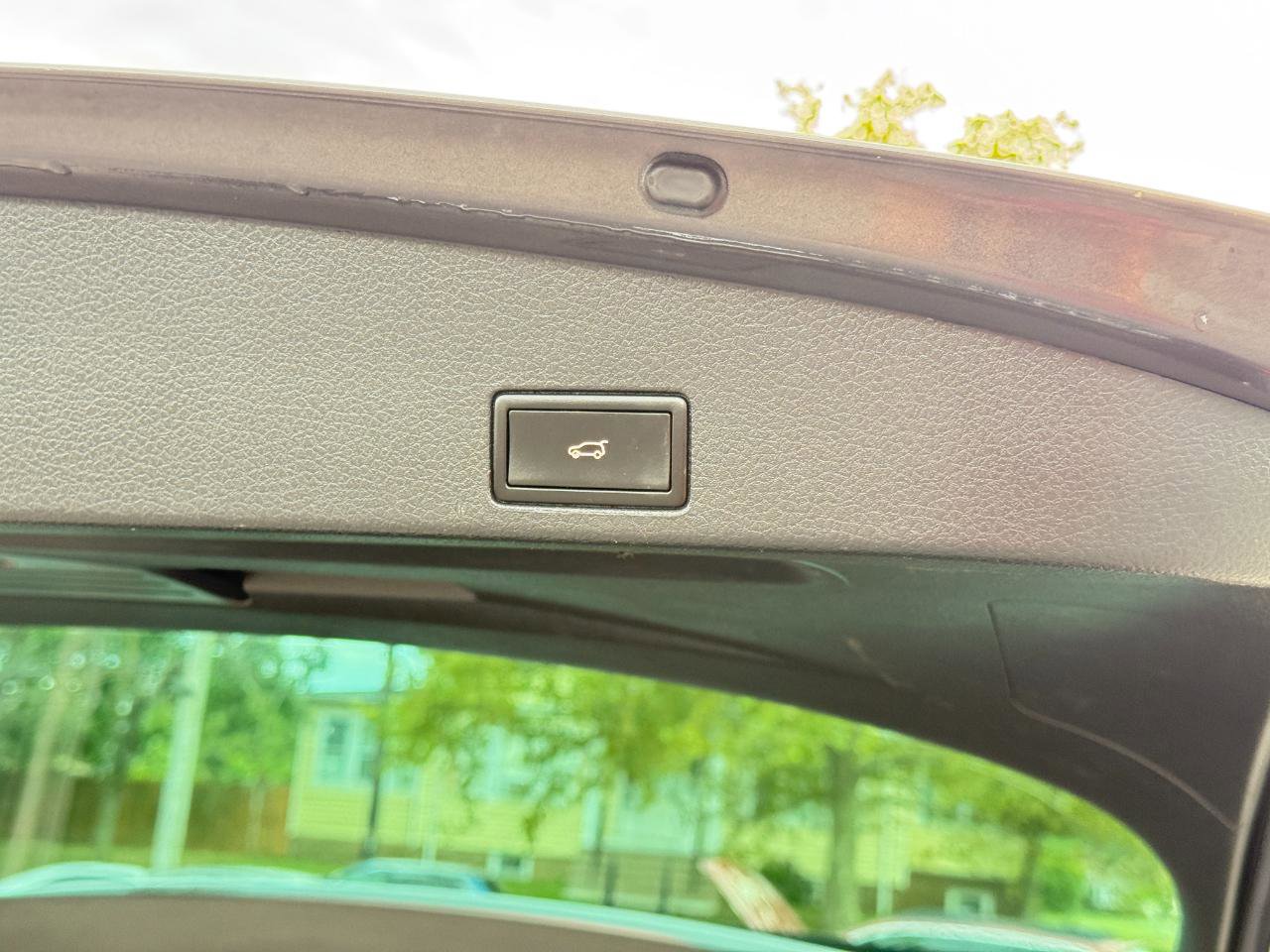 Used 2012 Volkswagen Touareg VR6 image 33