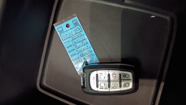 Used 2025 Chrysler Pacifica Select image 28