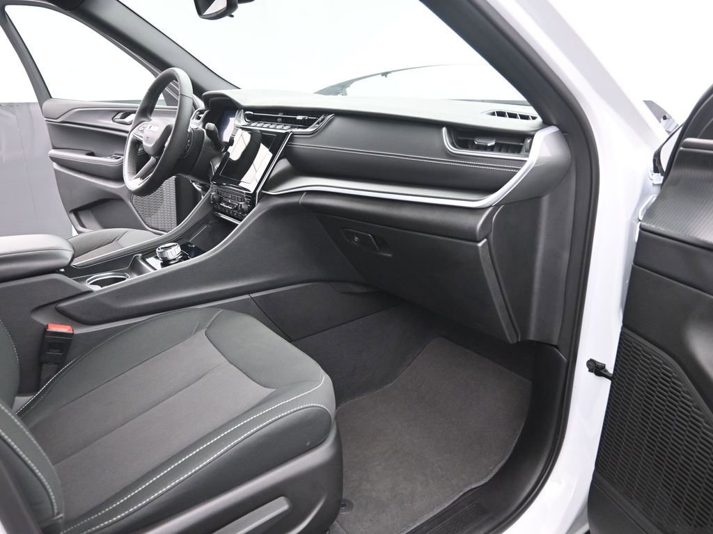 Used 2024 Jeep Grand Cherokee Laredo w/ Luxury Tech Group I image 17