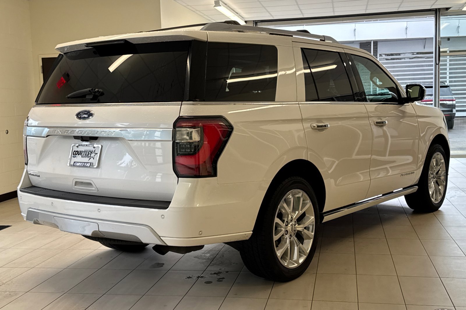 Used 2019 Ford Expedition Platinum AWD/4WD image 4