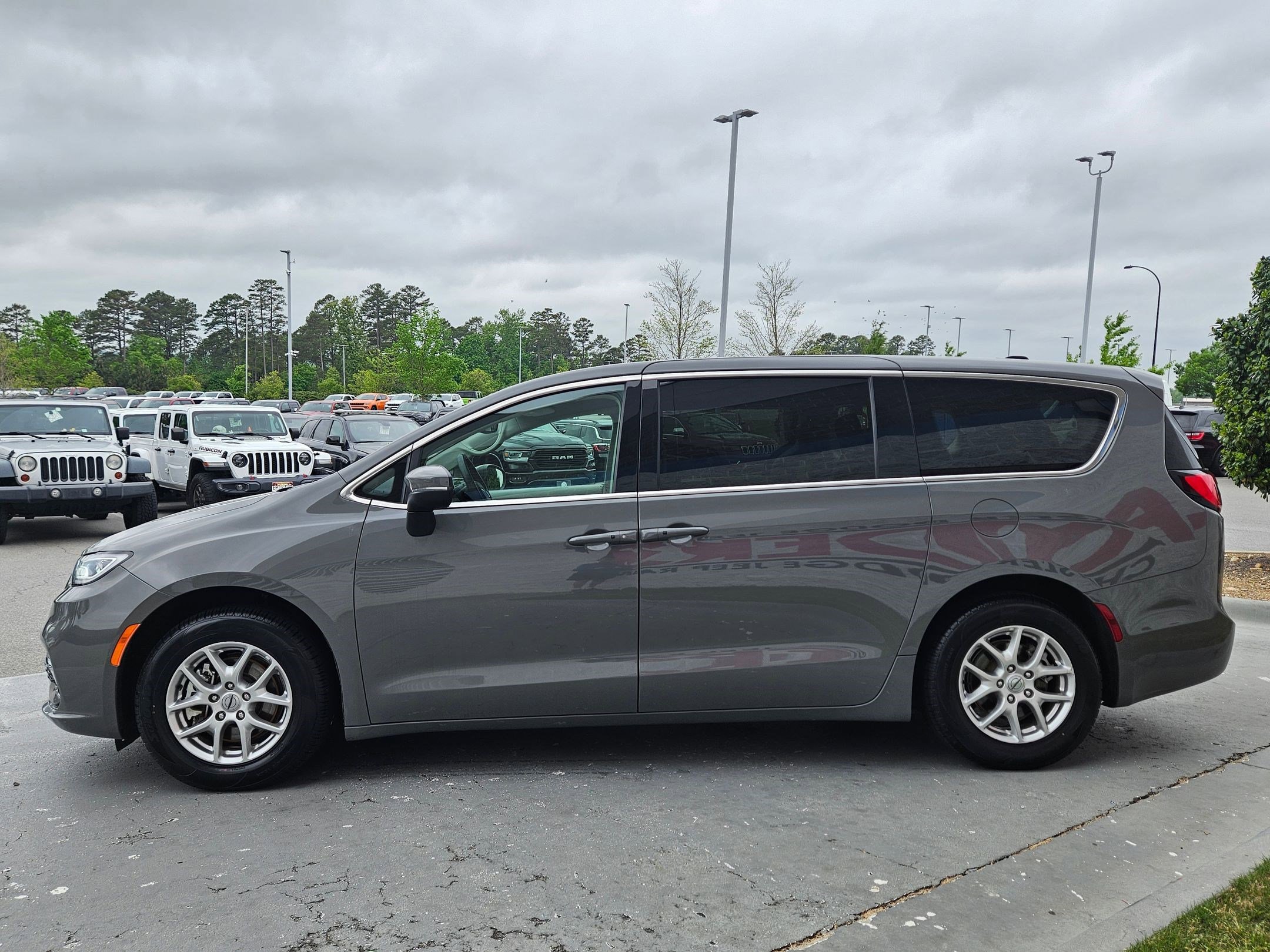 Used 2023 Chrysler Pacifica Touring-L image 4