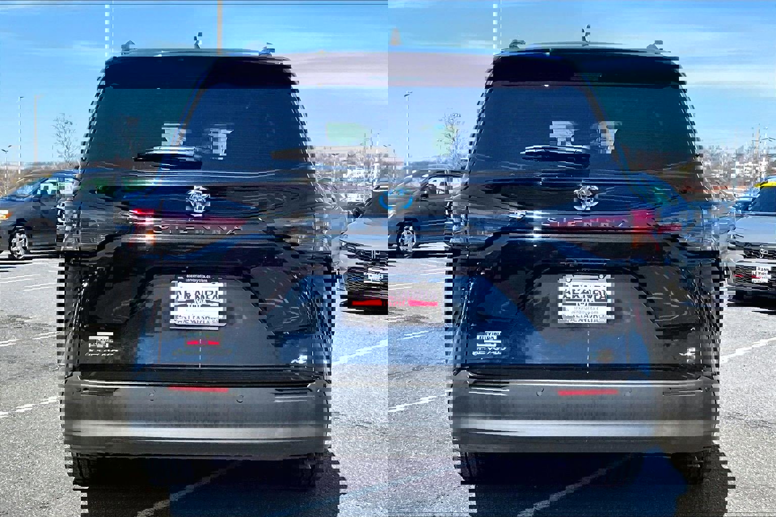 Used 2025 Toyota Sienna XLE w/ XLE Plus Package image 4