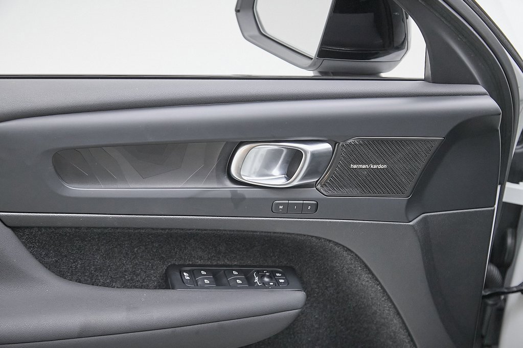 Certified 2023 Volvo XC40 Recharge Ultimate w/ Protection Package Premier image 12