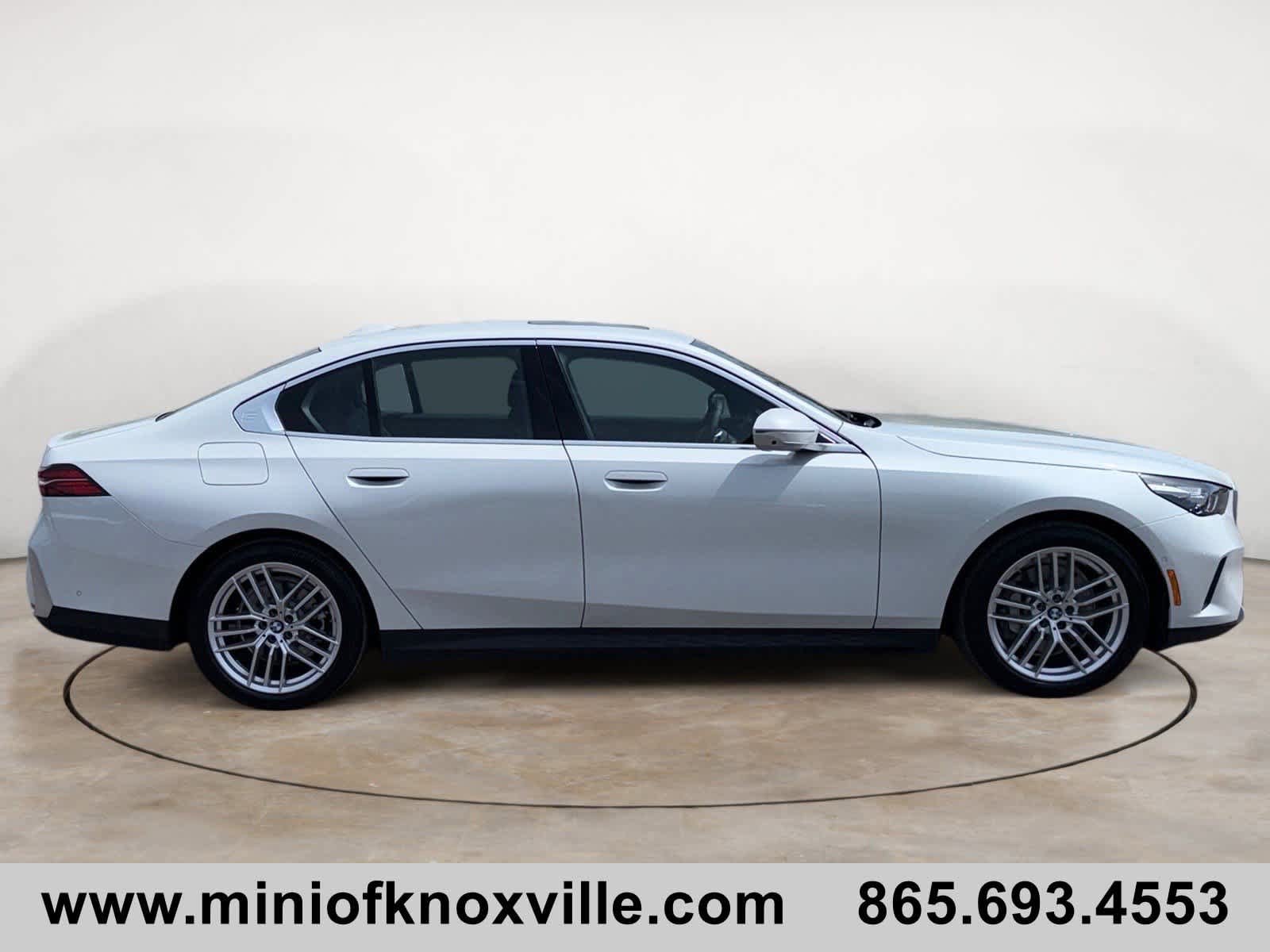 Used 2025 BMW 530i xDrive AWD/4WD image 2