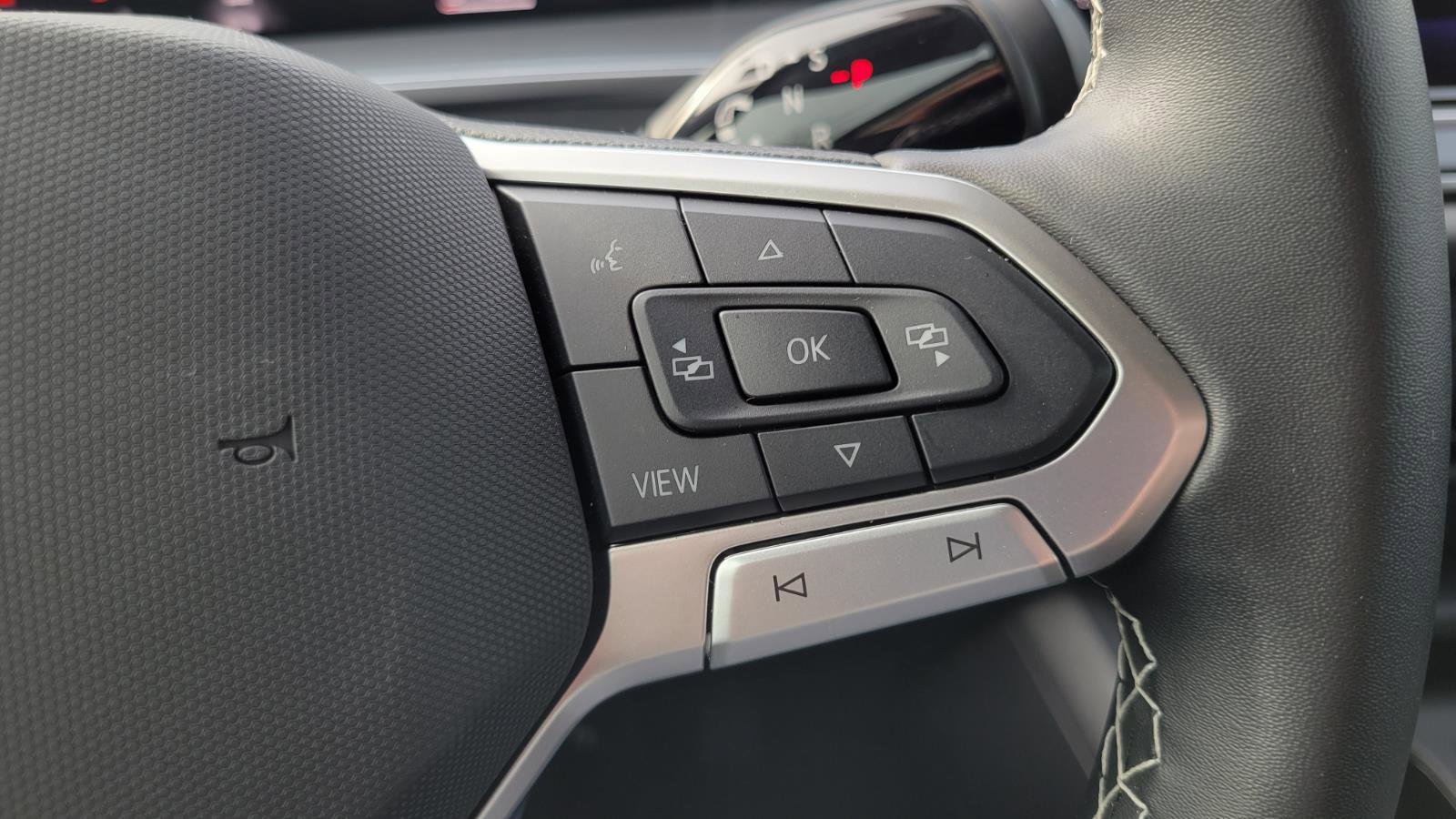 Used 2025 Volkswagen Tiguan SE image 23