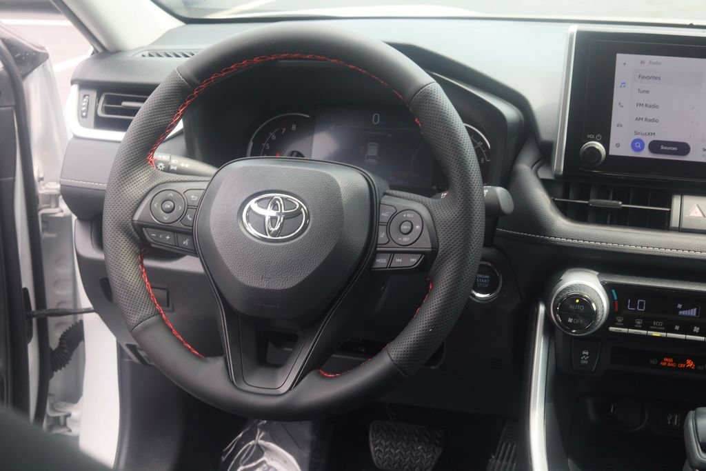 Used 2025 Toyota RAV4 XLE AWD/4WD image 18