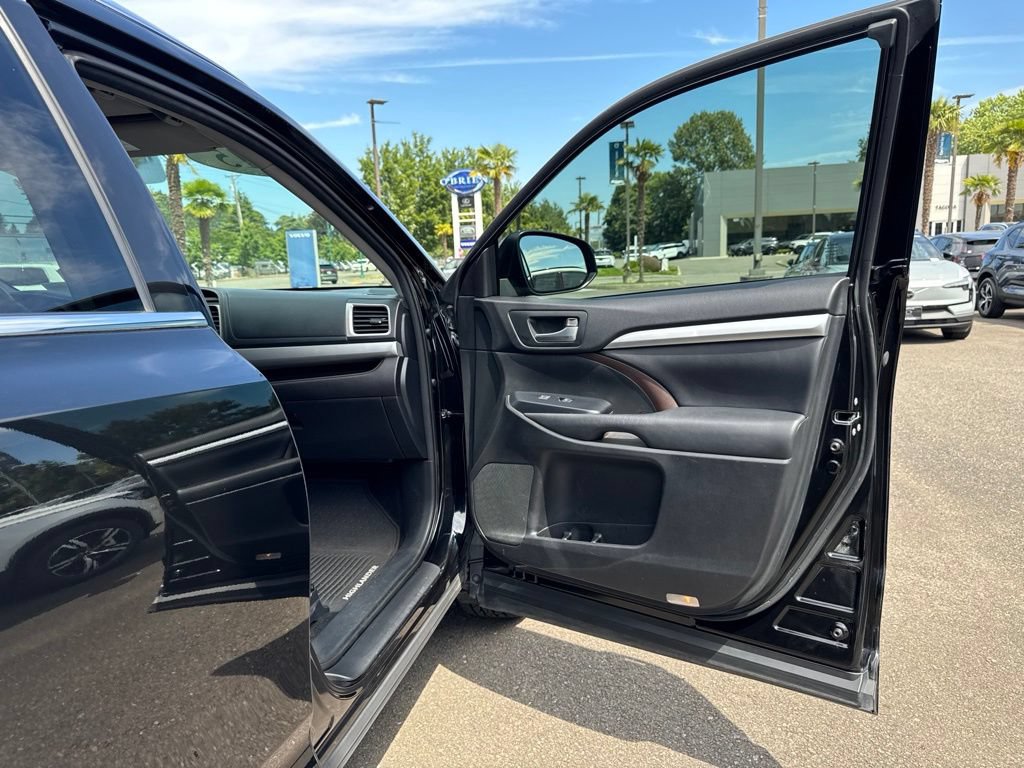 Used 2015 Toyota Highlander XLE AWD/4WD image 19