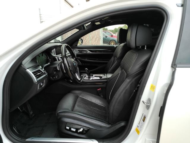 Used 2019 BMW 750i w/ Executive Package RWD image 15