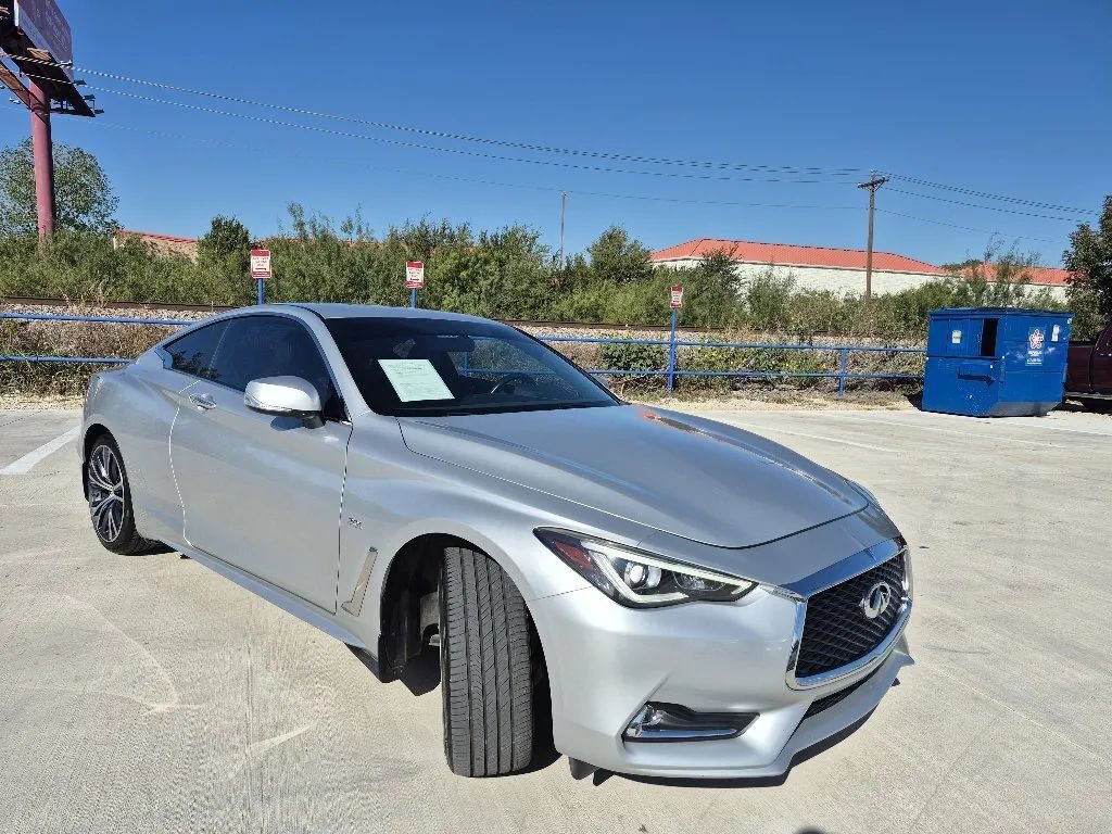 Used 2017 INFINITI Q60 2.0t w/ Moonroof Package RWD image 4