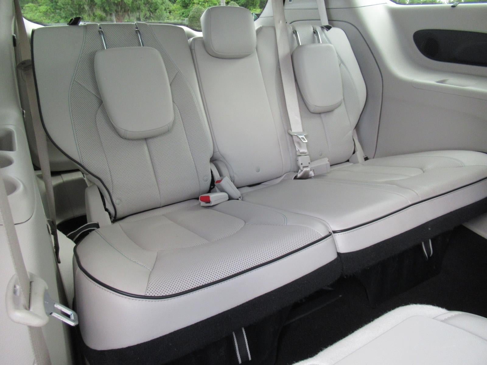 Used 2017 Chrysler Pacifica Platinum FWD image 34
