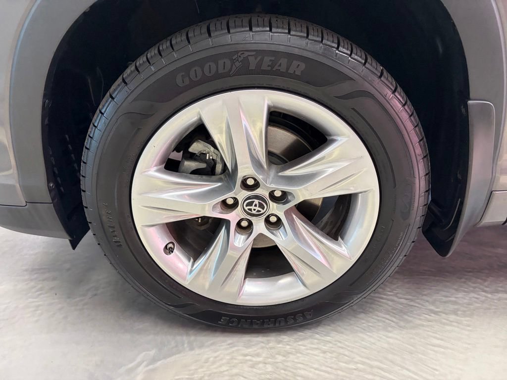 Used 2017 Toyota Highlander Limited AWD/4WD image 28