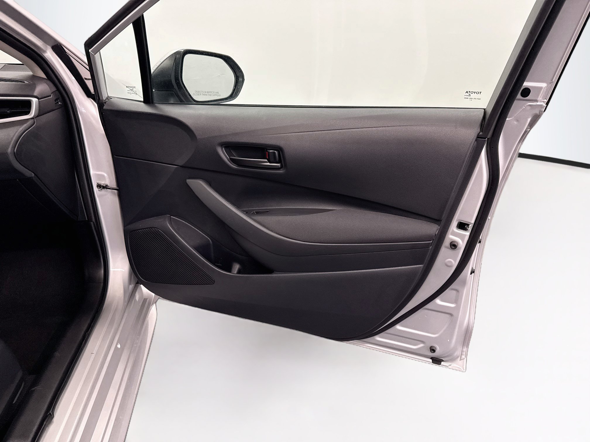 Used 2025 Toyota Corolla LE FWD image 31