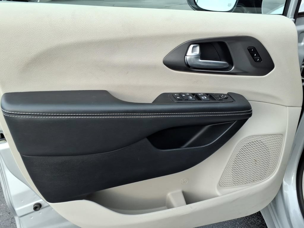 Used 2024 Chrysler Pacifica Touring-L FWD image 15