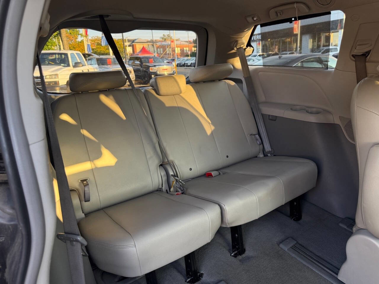 Used 2011 Toyota Sienna LE image 9