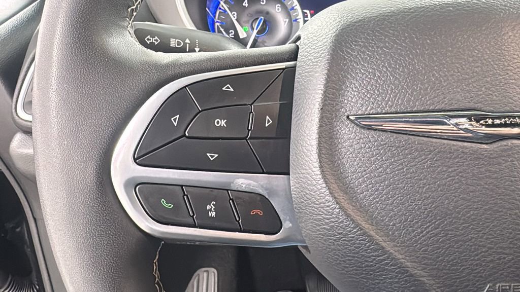 Used 2025 Chrysler Pacifica Select FWD image 24