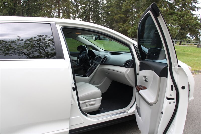 Used 2009 Toyota Venza AWD image 16