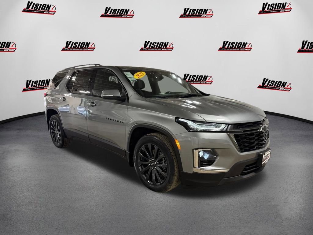 Used 2023 Chevrolet Traverse RS image 3