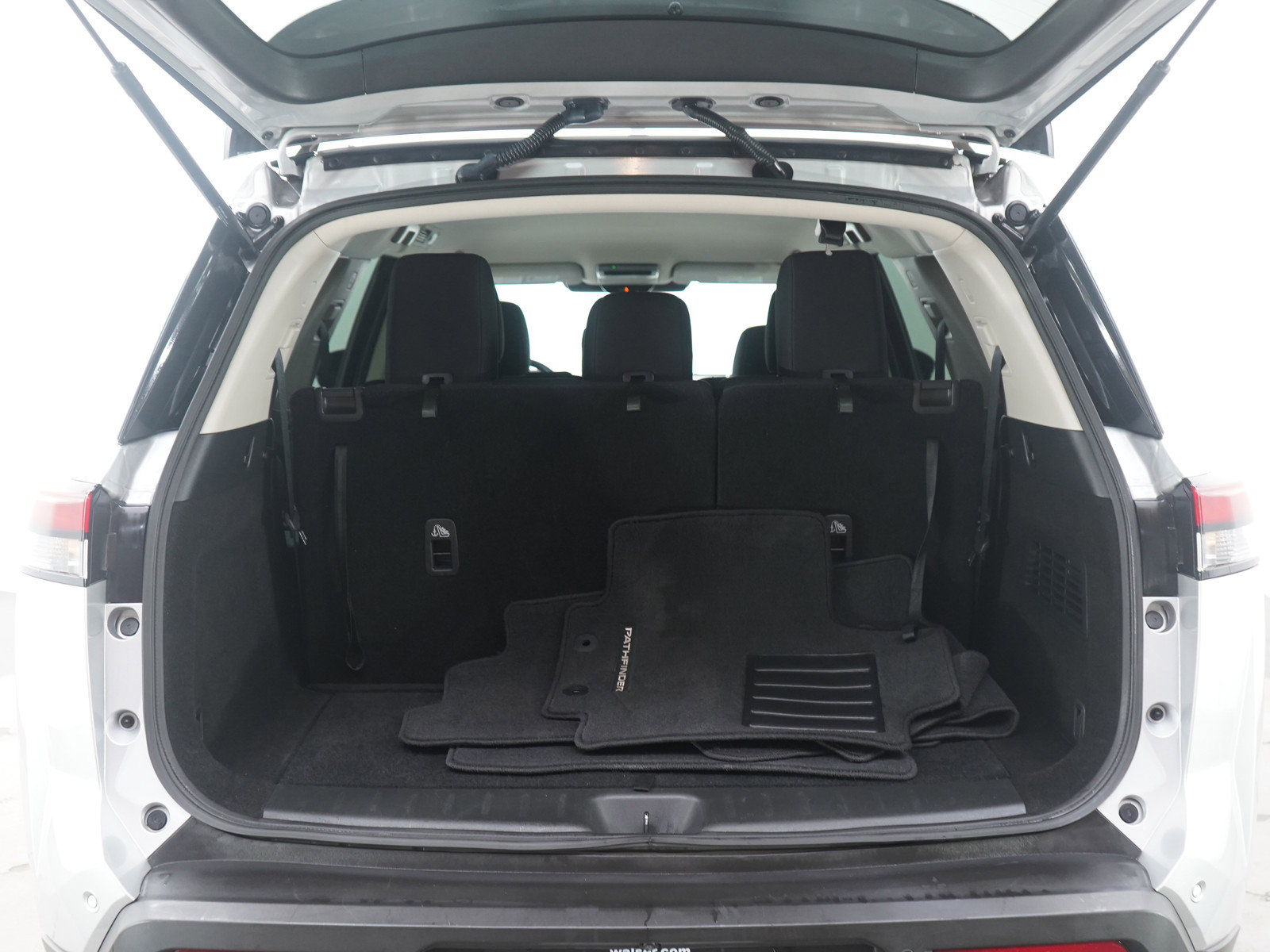 Used 2024 Nissan Pathfinder SV image 17