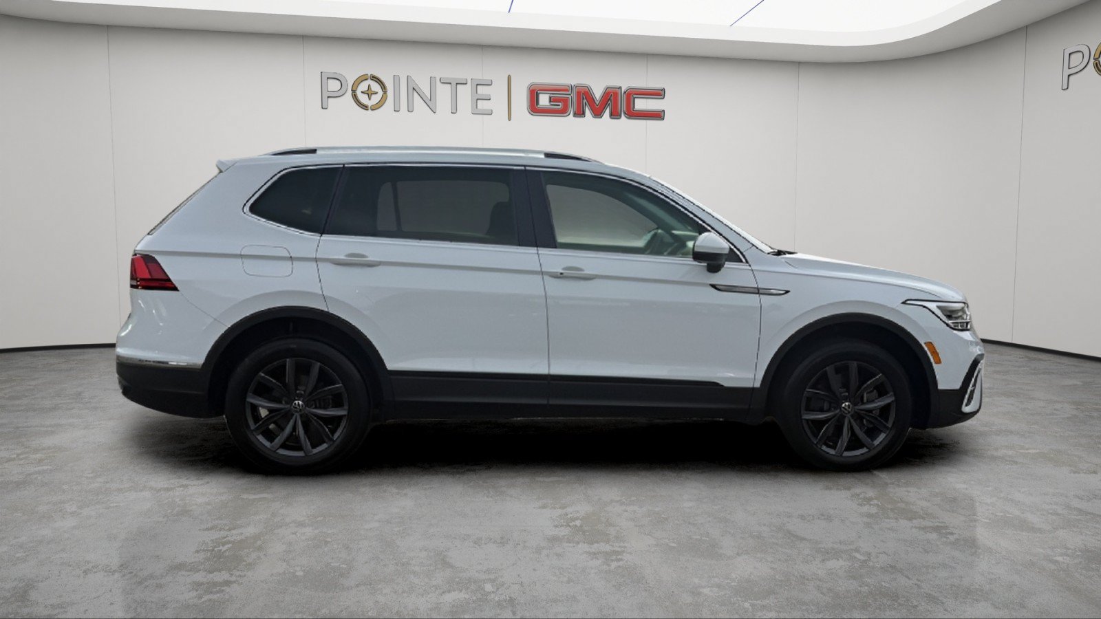 Used 2024 Volkswagen Tiguan SE AWD/4WD image 2